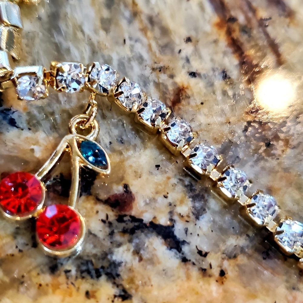 Crystal red cherry choker with crystal gold chain - Picture 4 of 6